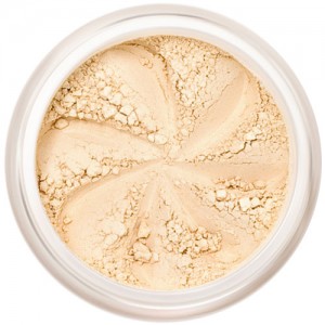 Matte cream-beige, the perfect base shade in a natural loose mineral powder formulation